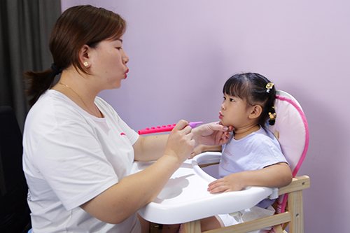 孩子總把“哥哥”說成“的的”是怎么回事？