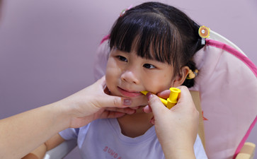 2歲小孩不說話但能聽懂怎么辦？