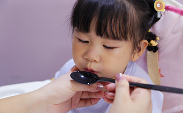 教孩子說(shuō)話時(shí)為什么要先教孩子用手勢(shì)表達(dá)？